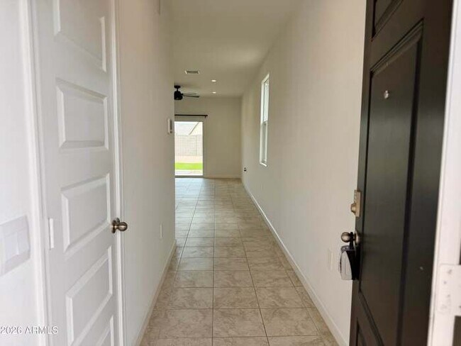 Foto del edificio - Beautiful 3-bedroom, 2-bath home in Entrada Del Oro (Newer DR Horton Home)!