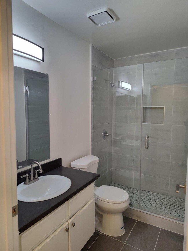 Building Photo - 515 S Harvard Blvd