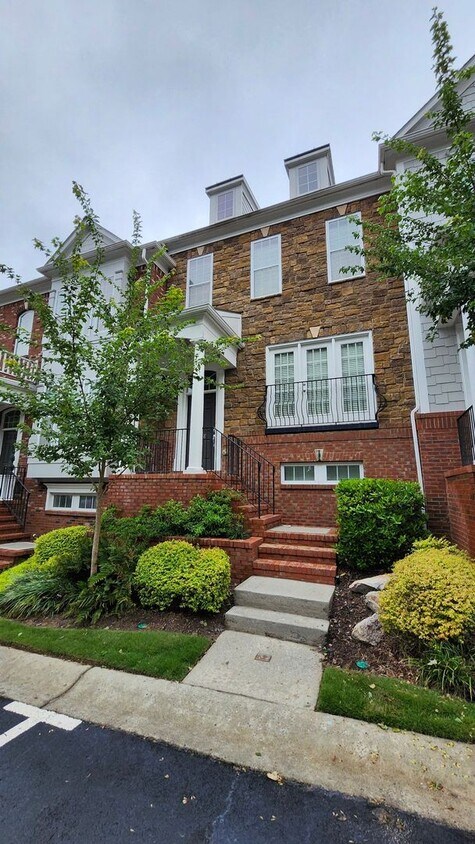 Foto principal - Updated 3BR/3.5BA Townhome with Pool Acces...