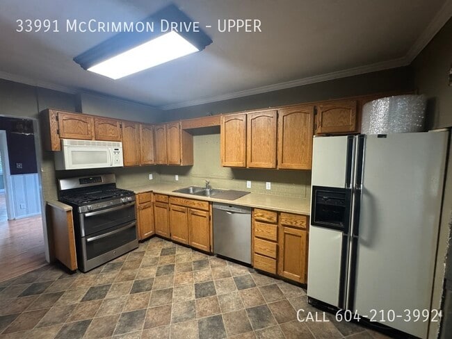 Building Photo - Large Upper Home