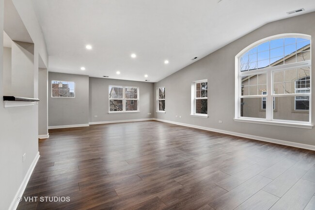Building Photo - 520 S Commons Ct
