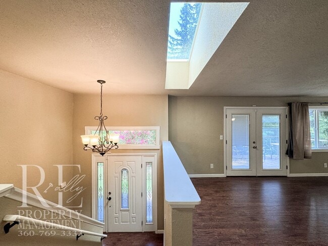 Foto del edificio - Bright & Spacious Split-Level Home with Gourmet Kitchen, Skylight & Expansive Yard