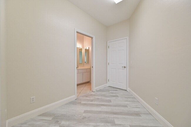 Foto del edificio - ** 2 Bed/ 2Bath ~ Single Family Home Near ...