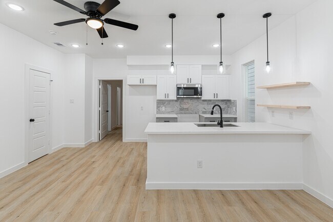 Building Photo - 7126 Bywood St