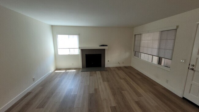 Building Photo - UTC / LA JOLLA COLONY - Nice 2 Bedroom 2 B...