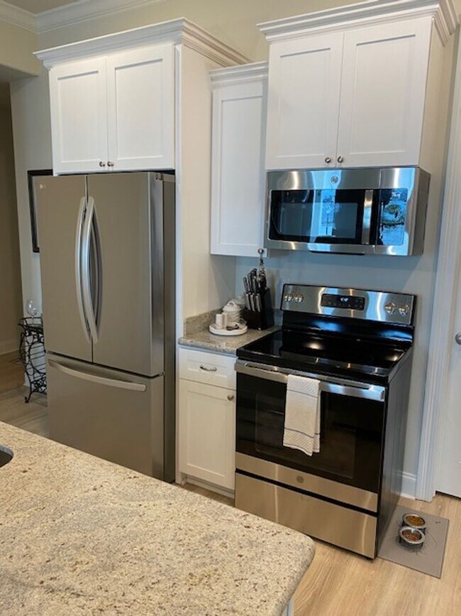 Building Photo - Luxury riverfront condo for rent