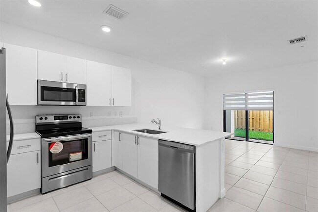 Foto del edificio - 15983 SW 2nd Pl