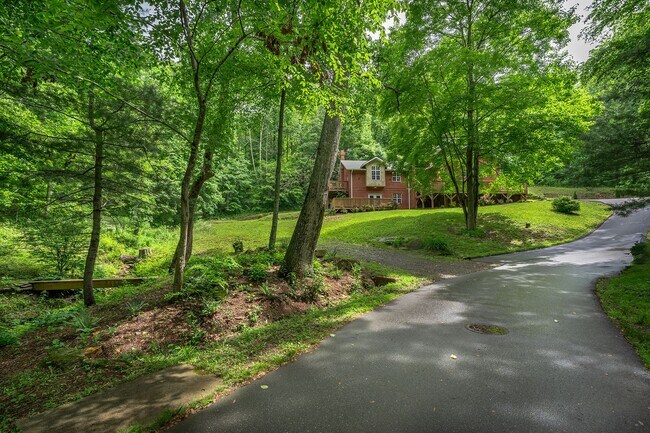 Building Photo - Mountain Retreat! -Bonus Spaces!