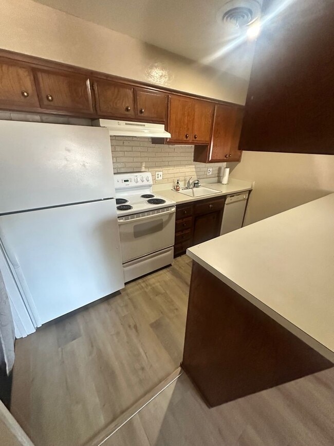 Building Photo - Updated Duplex Unit With Lincoln Schools