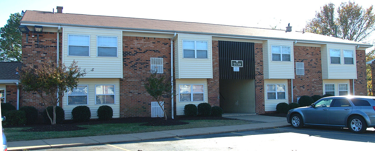 Primary Photo - Berkley Square Apartments