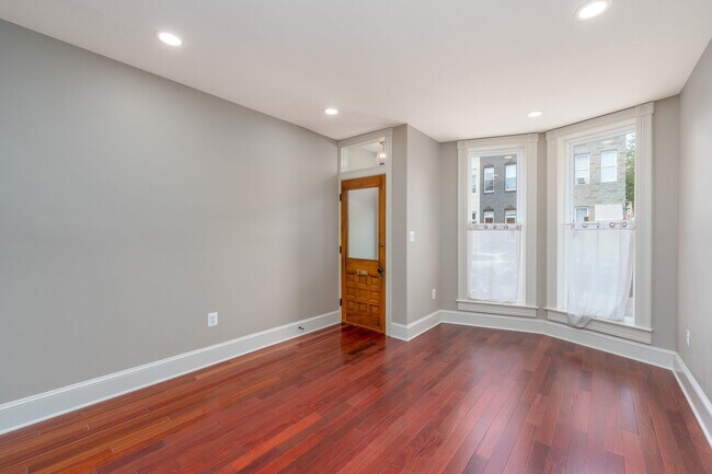 Foto del edificio - 3-Bedroom, 1.5 Bathroom Townhouse in Heart of Hampden