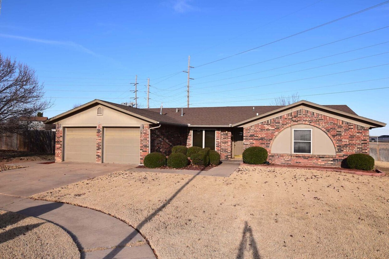 Primary Photo - PETS NEGOTIABLE WITH HOMEOWNER APPROVAL!!