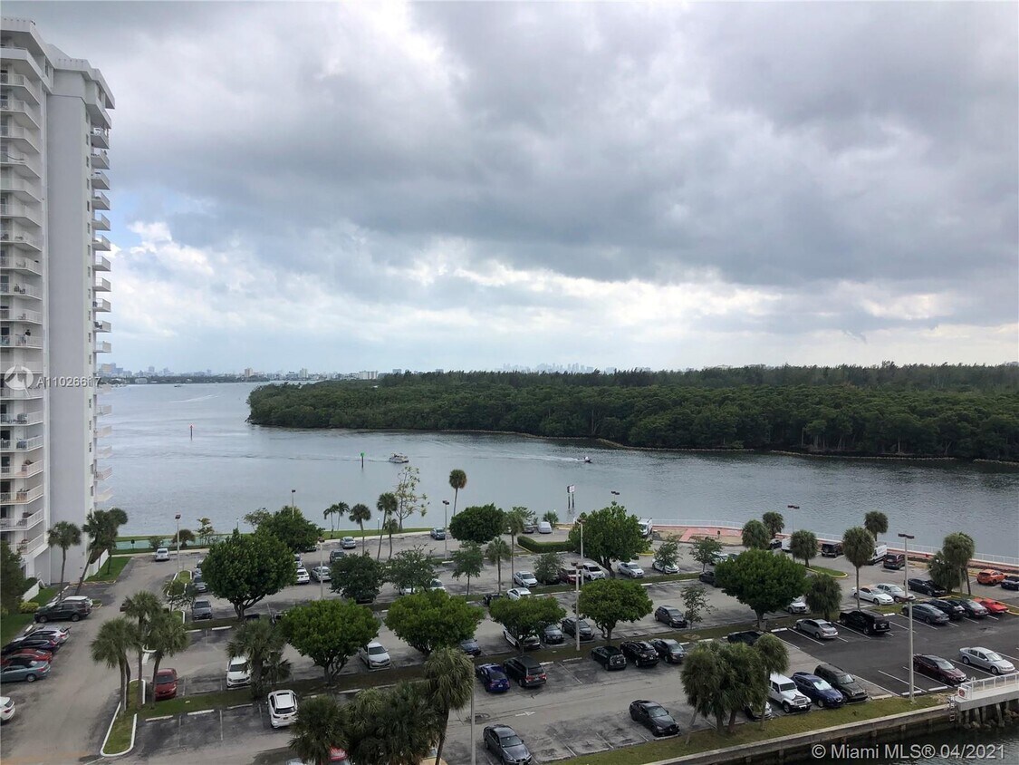 Foto principal - 400 Kings Point Dr