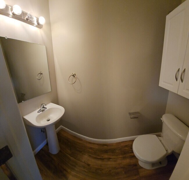 Building Photo - 2 bed, 1.5 bath townhome at Riverwoods