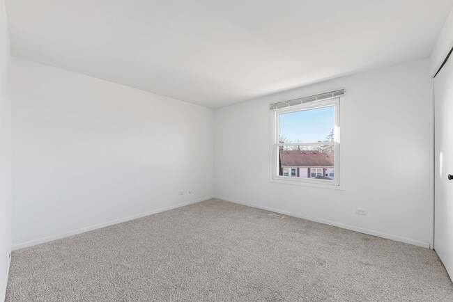 Building Photo - Townhouse in Hoffman Estates