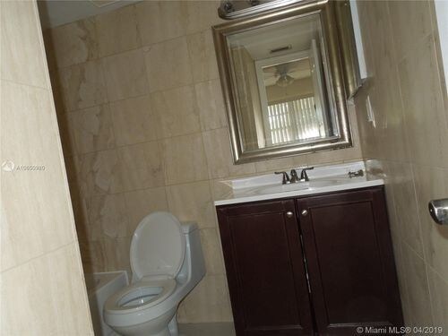 Building Photo - 10106 Twin Lakes Dr