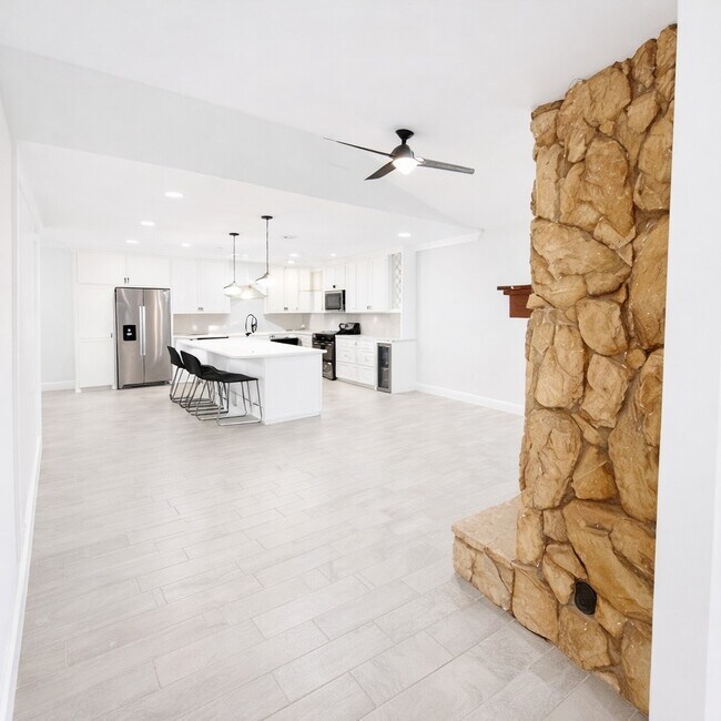 Building Photo - 313 Sycamore St