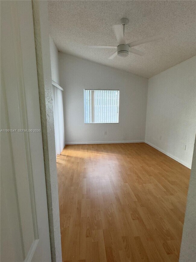 Foto del edificio - 2861 N Oakland Forest Dr