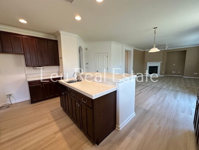 Foto del edificio - Lovely, 5bd, 3ba home in Serrano, with 3 c...