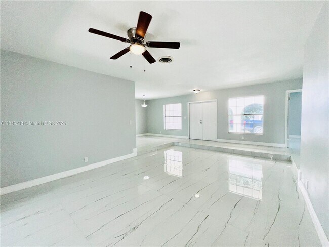 Foto del edificio - 4971 SW 7th Ct