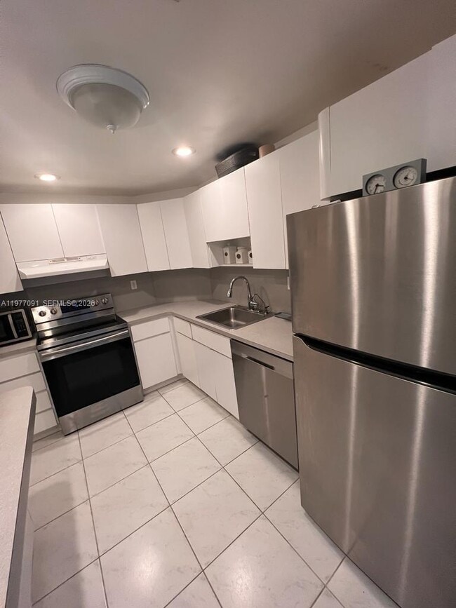 Building Photo - 300 Bayview Dr