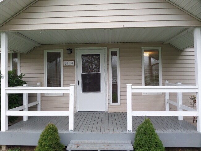 Foto del edificio - Charming Two-Bedroom Cottage with Basement, Expansive Lot, and Generous Garage Space