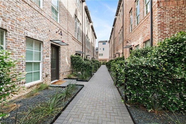 Building Photo - 1305 Town Creek Dr