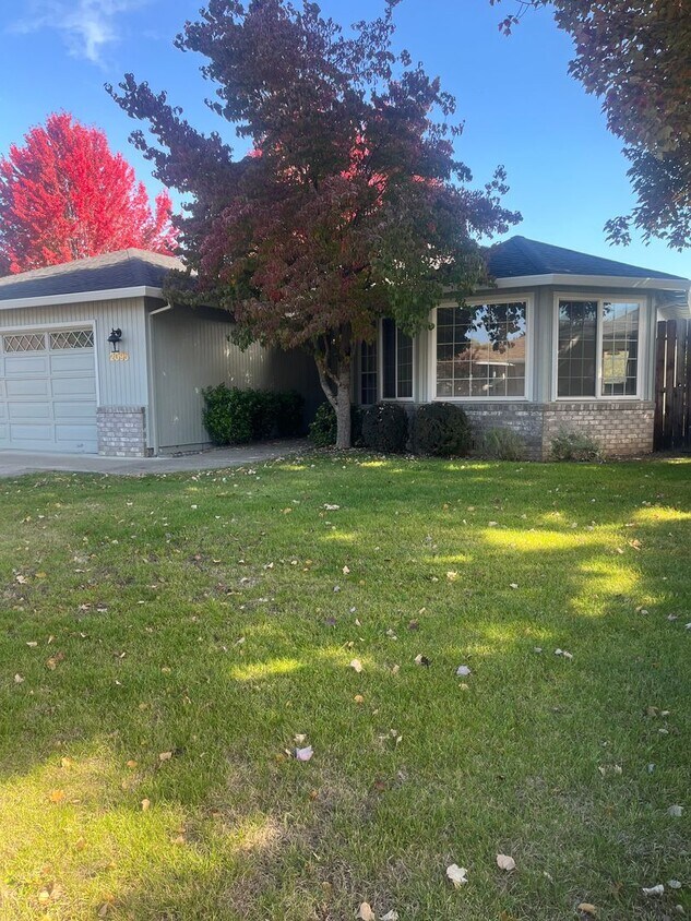 Foto principal - 3 Bedroom 2 Bath House