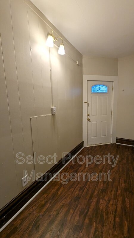 Building Photo - 825 Cottage Ave