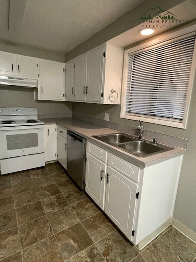 Building Photo - 2021 Amirante St