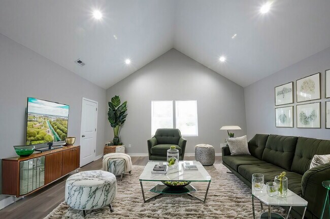 Foto del edificio - "Charming 3-Bedroom Duplex with 2 Full Baths in Prime Indianapolis Location!"