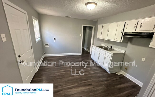 Building Photo - 1609 Hugenot St