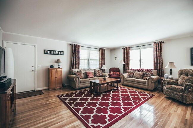Building Photo - WOW! 4 BR 2.5 BA house w/ 1 acre of land a...