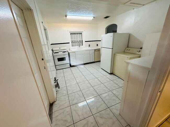 Foto del edificio - 326 N B St
