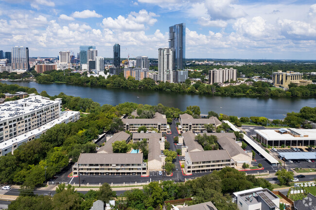 Foto aérea - Riverwalk Condominiums