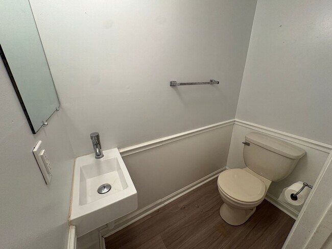 Building Photo - MOVE IN SPECIAL: 2 Bedroom, 1.5 Bathroom Condo in Winston-Salem!