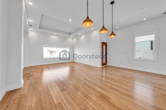 Building Photo - 1459 Thomas Ave