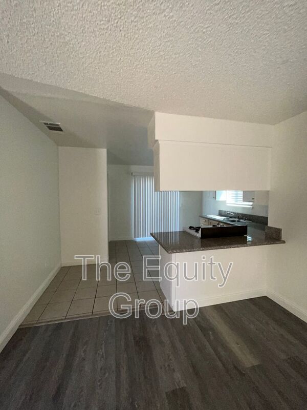 Foto del edificio - 323 W 3rd St