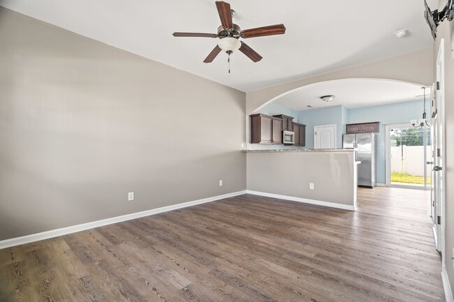 Building Photo - Coastal Living Meets Convenience