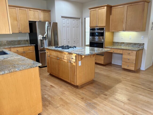 Building Photo - Beautiful Home w/Fenced Yard, Garage, Ampl...