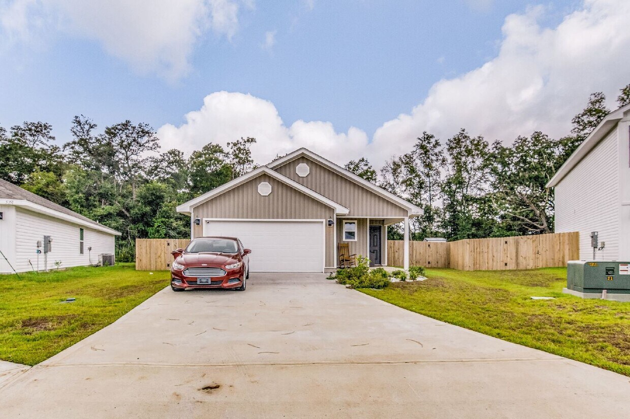 Primary Photo - "Charming 3-Bed Home with Air conditioned ...