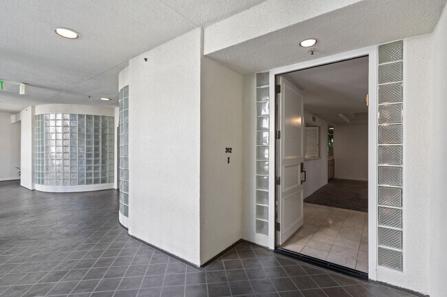 Foto del edificio - 2122 Century Park Ln