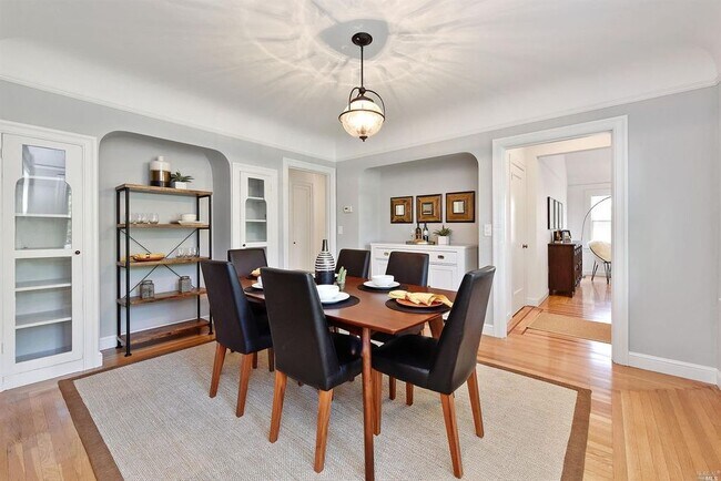 Building Photo - 212 7th St