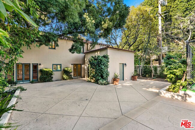 Foto del edificio - 8328 Willoughby Ave