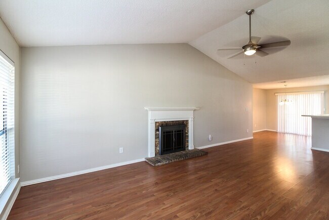 Foto del edificio - 2534 Bentley Dr