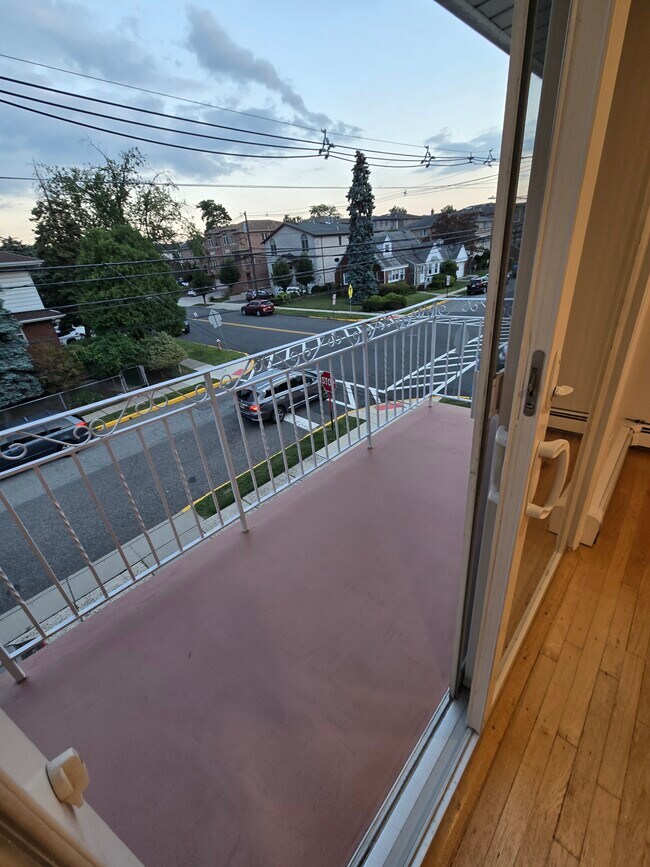 Balcón - 401 2nd St