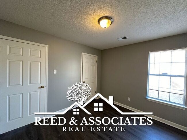 Foto del edificio - 3 Bedroom in Raleigh! New Flooring