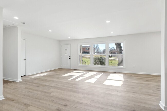 Building Photo - Renovated 4 Bed, 4 Bath Single Level Home, No HOA