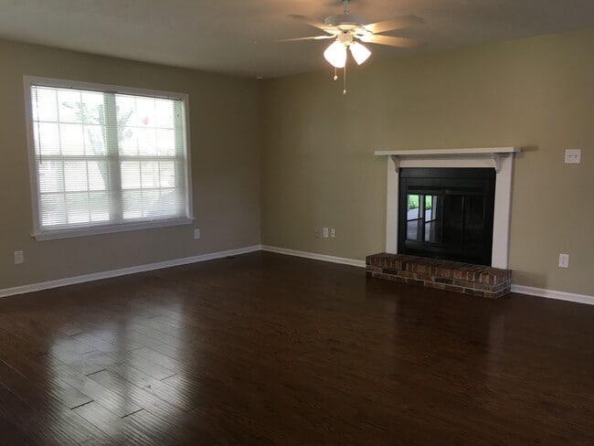 Building Photo - Beautiful 3 Bedroom 2 Bathroom Renovated H...