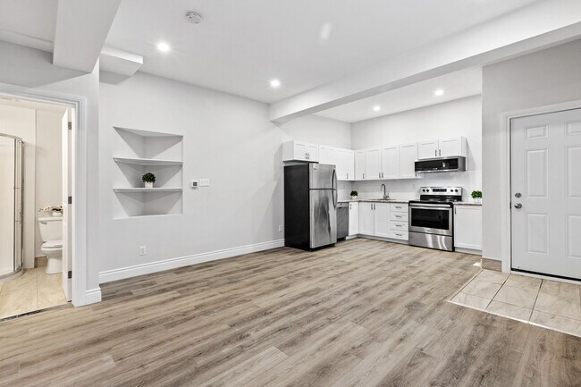 Building Photo - 224 Lebreton St N